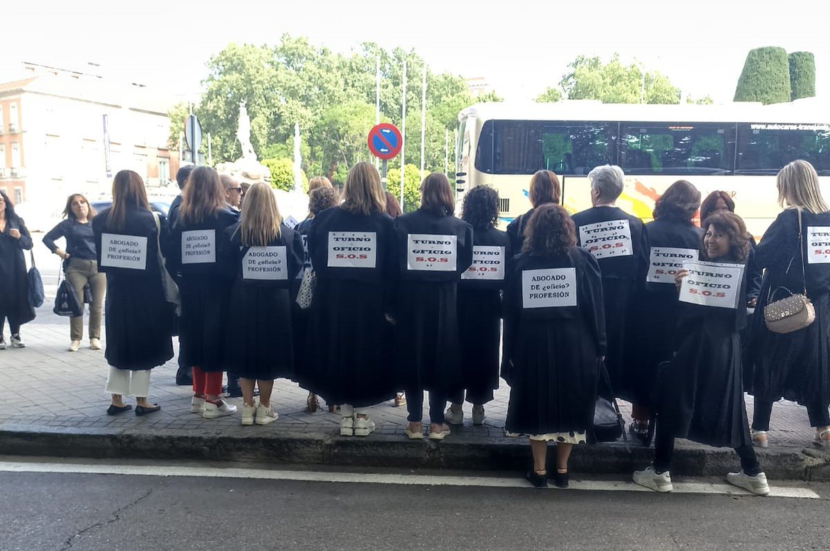ICALI_ColegAbog's tweet photo. Colegiados y colegiadas del #ICALI también han exigido hoy mejores condiciones para los profesionales que garantizan la asistencia jurídica gratuita a través del #TurnodeOficio👉 https://t.co/Vt29p4AlOU https://t.co/4peWTmQ1rn