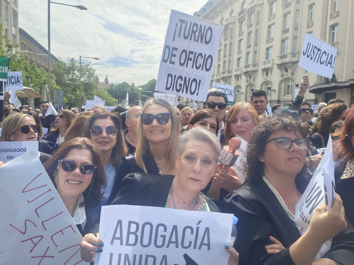 ICALI_ColegAbog's tweet photo. Colegiados y colegiadas del #ICALI también han exigido hoy mejores condiciones para los profesionales que garantizan la asistencia jurídica gratuita a través del #TurnodeOficio👉 https://t.co/Vt29p4AlOU https://t.co/4peWTmQ1rn