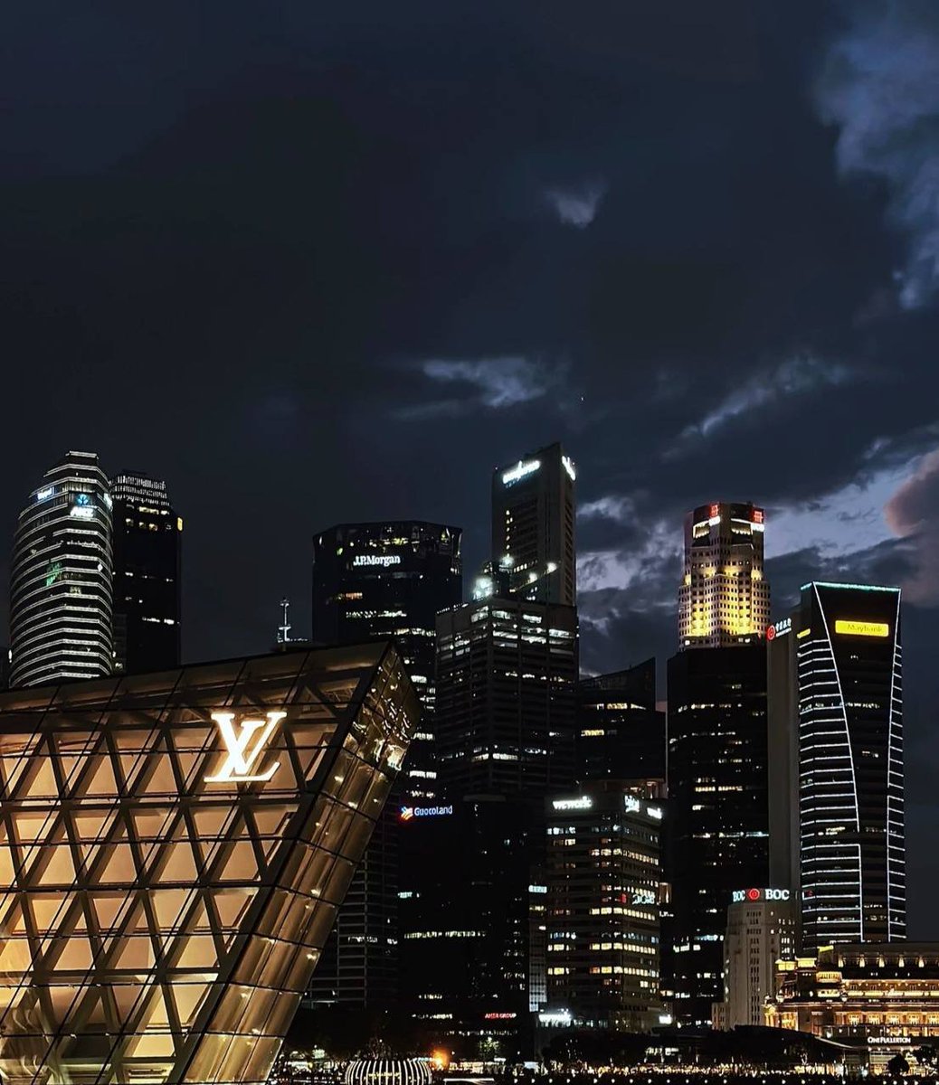 Cxx_un's tweet photo. In this darkening city, the streets and alleys are full of infinite temptation and attraction. 
Whether it is a fashionable shopping mall or a lively night market, every corner exudes an irresistible attraction. https://t.co/X2cYIisI5t