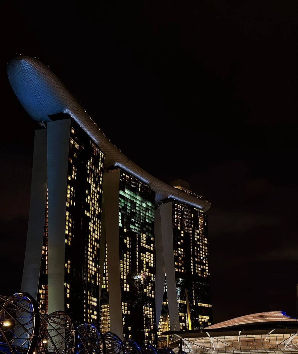 Cxx_un's tweet photo. In this darkening city, the streets and alleys are full of infinite temptation and attraction. 
Whether it is a fashionable shopping mall or a lively night market, every corner exudes an irresistible attraction. https://t.co/X2cYIisI5t
