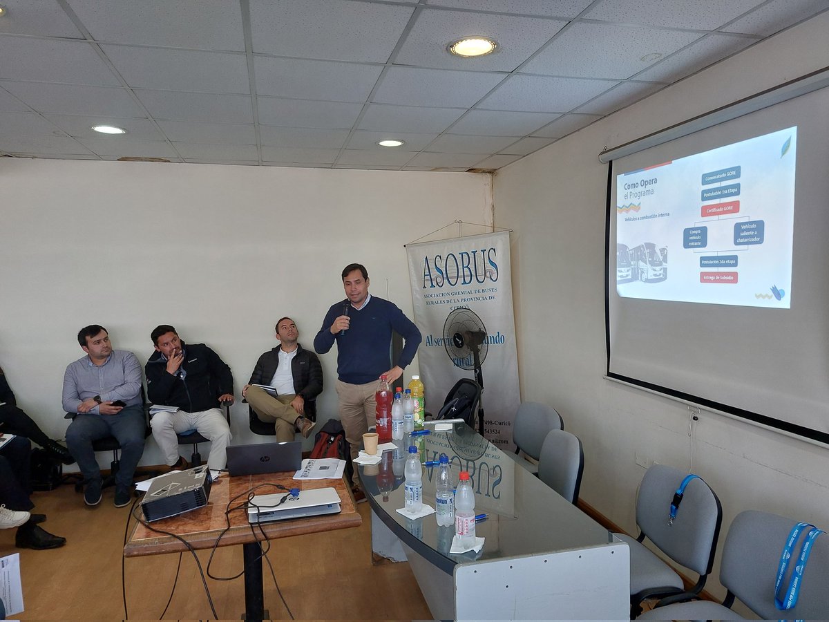MTTMaule's tweet photo. #AgendaMTT Hoy la @MTTMaule junto al equipo de la @DTPRegional difundieron  el programa Renueva Tu Micro a los empresarios de la Provincia #Curico. Iniciativa apoyada por el @consejoregmaule 
#RenuevaTuMicro https://t.co/Rgzef15KMi