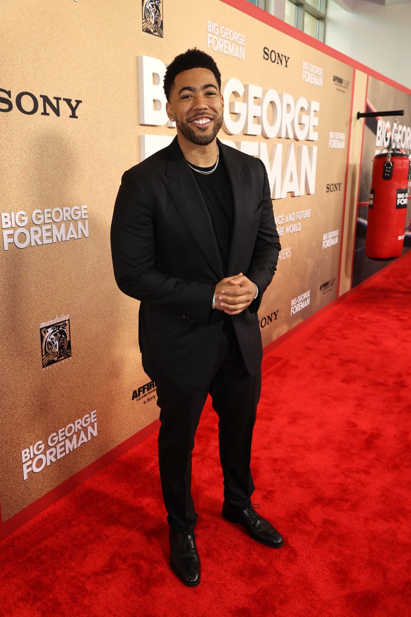 SonyPictures's tweet photo. A knockout night at the World Premiere of #BigGeorgeForeman with @1KevinMiles. https://t.co/v07NZzEpeC