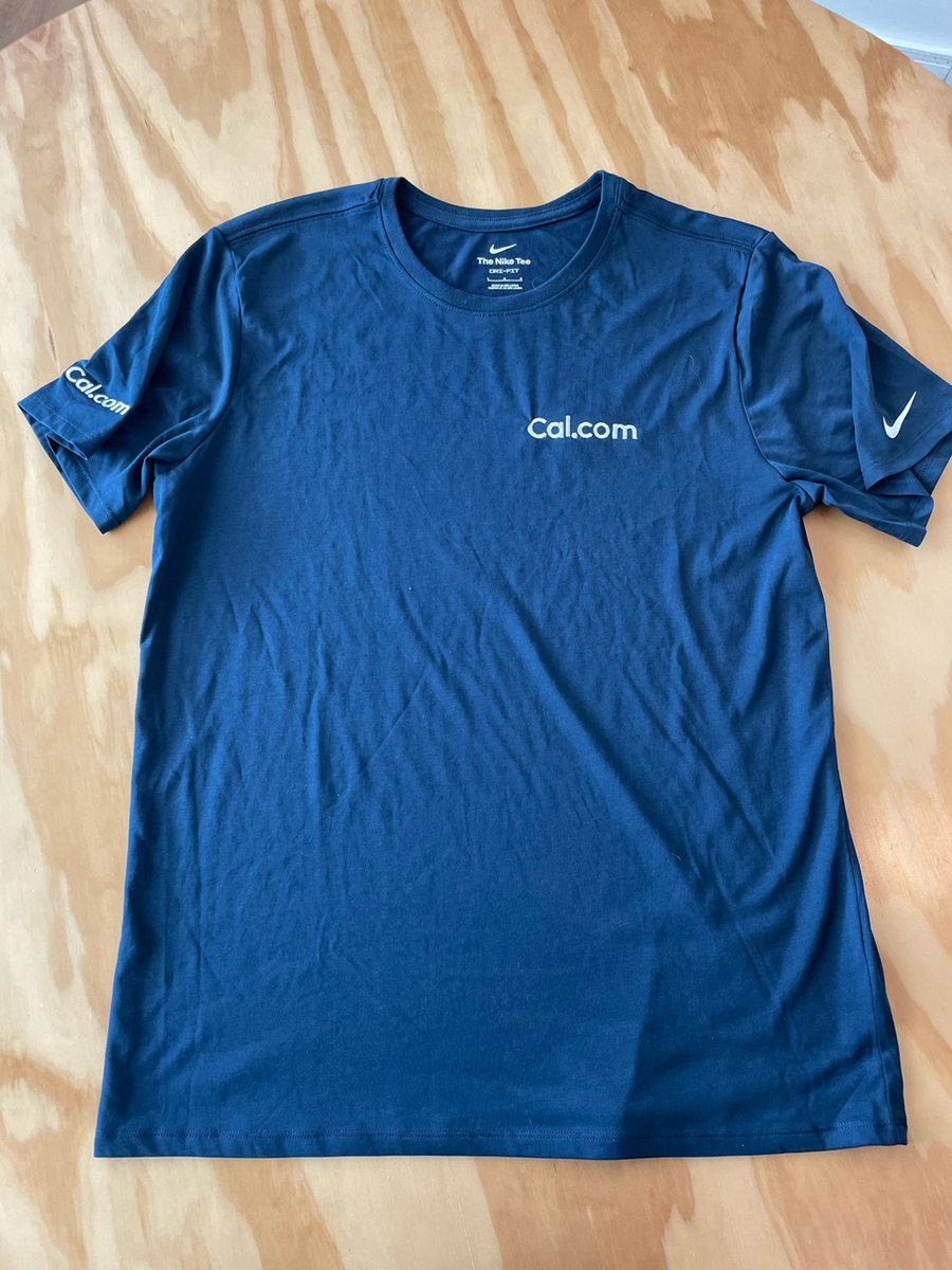 leog's tweet image. So proud of my custom @calcom merch, do you like it? #timeToRun #justDoIt ⏱️🏃‍♂️