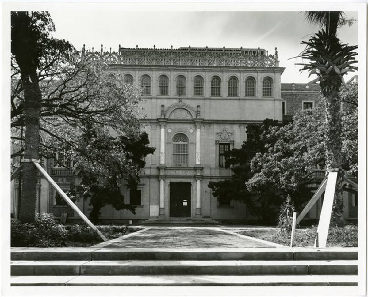 houstonlibrary's tweet image. In fact, many of its original features still remain today! Next Tuesday, May 2, at 10 AM, learn more about the history of this beautiful building in a virtual presentation from #HPLHHRC. calendar.houstonlibrary.org/event/10095564 #OneHoustonOneLibrary #ILoveHPL #FromTheArchives #HoustonHistory