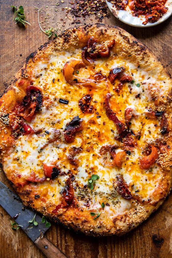 “Don't let love interfere with your appetite. It never does with mine.” Anthony Trollope 🔸 Calabrian Chili Roasted Red Pepper Pizza #holyshit #food #pizza #foodie