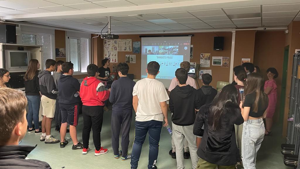 Los alumnos del IESO Montaña Palentina de #CerveradePisuerga también han celebrado la edición #Musiqueando2023 con nuestro pirata maestro de ceremonias @_antoniodomingo. Gracias también a los demás compañeros de Palencia. @coaemcoaem Realmente #nosimportalamusica