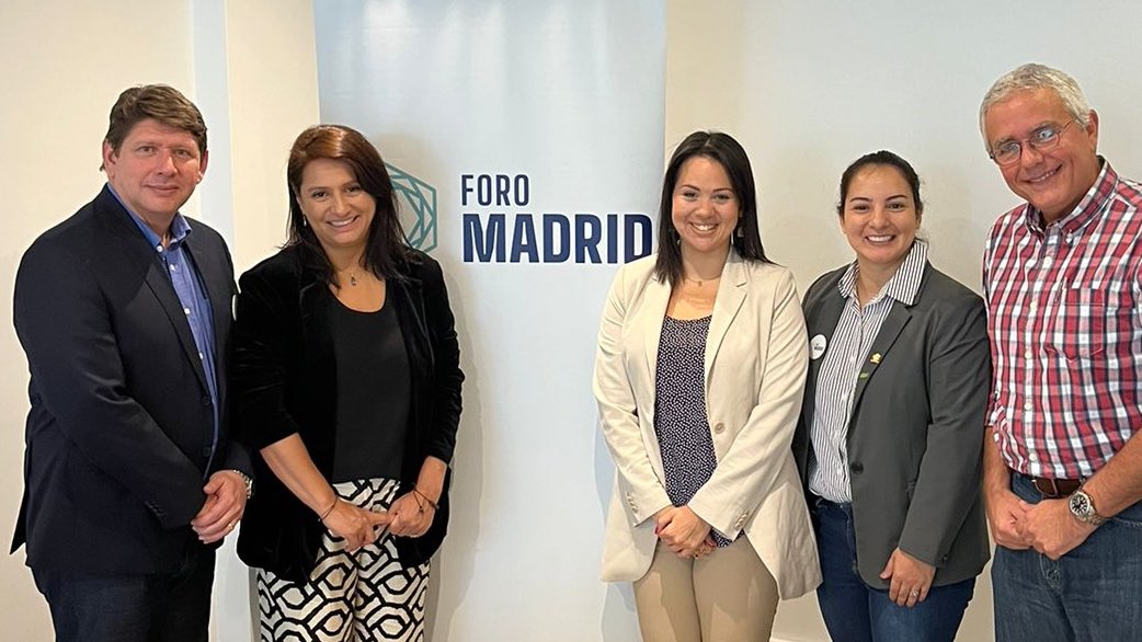 🇵🇾 #Paraguay | Una misión internacional de observadores electorales compuesta por parlamentarios iberoamericanos miembros de Foro Madrid ya está en Asunción, Paraguay. 

En los próximos días se unirán más parlamentarios para acompañar al pueblo paraguayo en el proceso de