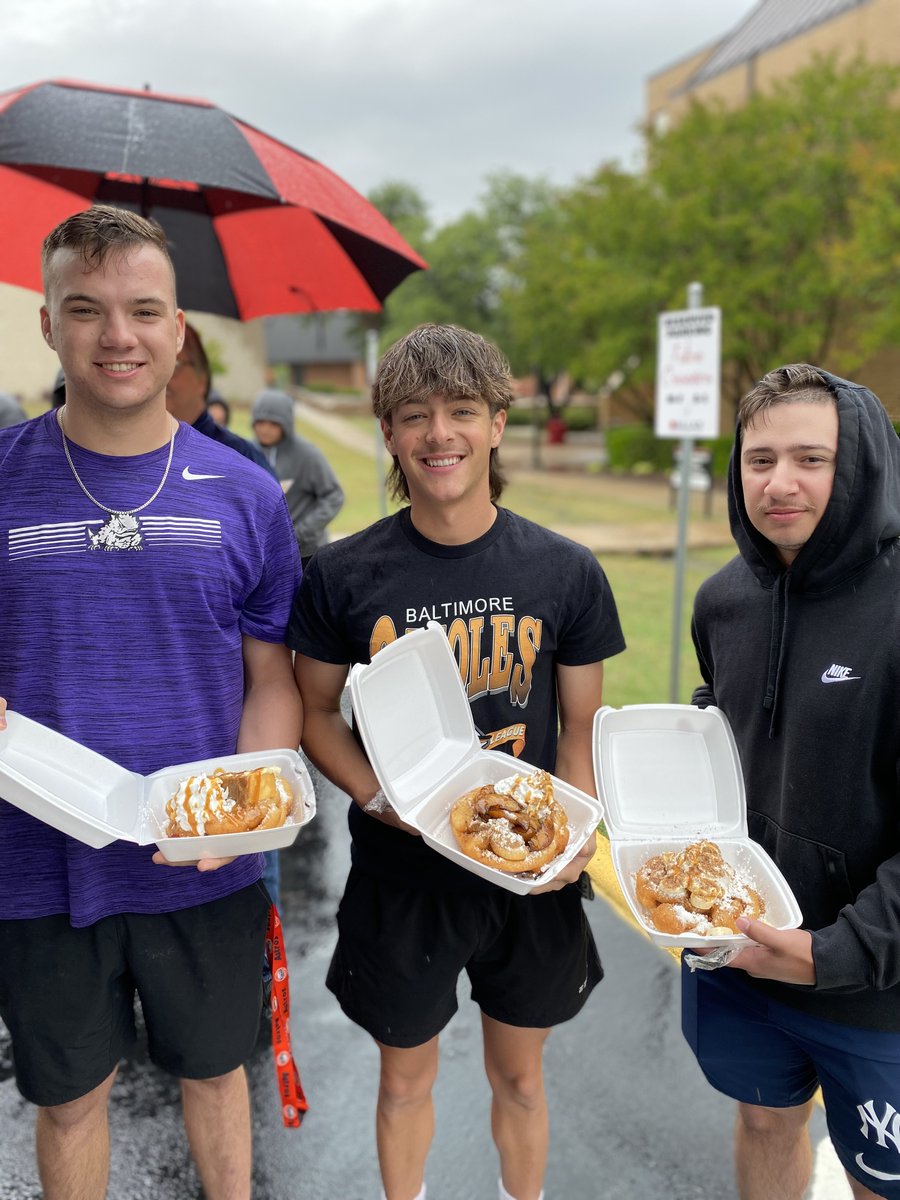 DallasEDU's tweet photo. What was your funnel cake pick yesterday for Community Day? Thanks to Funneled Through for bringing the goods despite the rain. #DCCLife #PeachCobblerwastheBest https://t.co/7tLZUOJuLt
