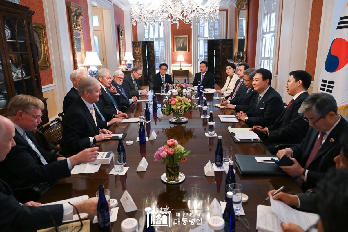 CSIS Korea Chair (@csiskoreachair) on Twitter photo Yesterday, <a href="/CSIS/">CSIS</a> hosted a small roundtable at the Blair House with @President_KR to discuss ways to advance the U.S.-ROK alliance. 
Photo credit: Office of the President 
president.go.kr/newsroom/photo… Yesterday, <a href="/CSIS/">CSIS</a> hosted a small roundtable at the Blair House with @President_KR to discuss ways to advance the U.S.-ROK alliance. 
Photo credit: Office of the President 
president.go.kr/newsroom/photo…