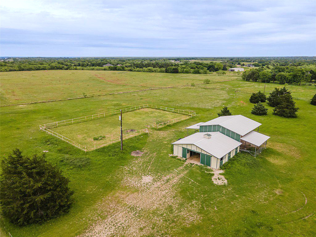 TxHorseProperty's tweet image. ENNIS, NORTH TEXAS. 55 acres, 4/3 home w/open concept living space, 2 tankless water heaters, 3 car garage, pool w/spa. 4-stall horse barn, hay storage area, riding arena. 30 acres of hay production. Ag exempt. $1.5M #txhorseproperties #ennistx #northtexas tinyurl.com/775Ennis