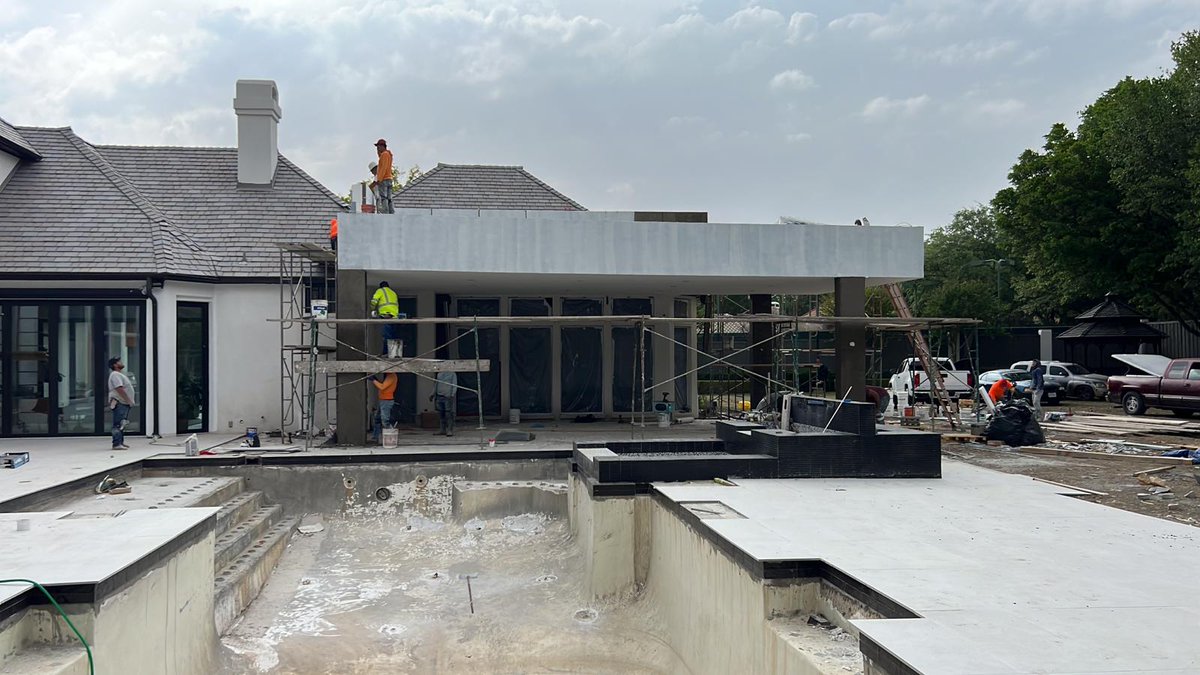 alpineconst221's tweet photo. Construction of a Residential house in Plano.

An Addition of Outside Sitting🪑 Area at a Residential Project in Plano.

#residential #residentialdesign #PlanoConstruction #ResidentialConstruction #CustomHome 🚧🏡#buildinginprogress #CustomAddition 🛠️ #BackyardBliss 🌳🏗️#backyard https://t.co/tBoNODDHO8