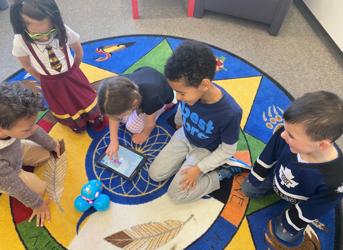 dr_macgillivray's tweet photo. Mr Ruddell's class enjoyed some coding with the Dash/Dot Bots this week. They were fast learners! #STEMLearningrocks #WeAreKPR #GoMACCats https://t.co/bjLPz6y7v8