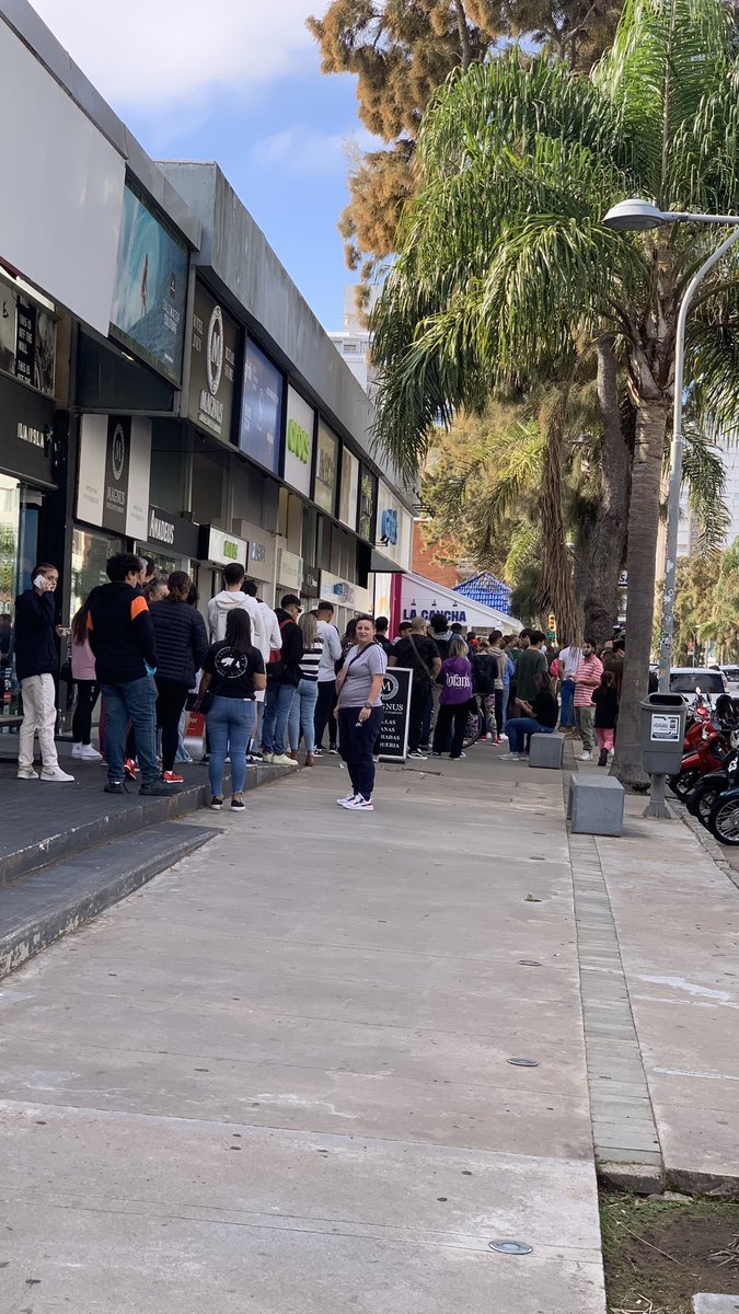 emepege's tweet photo. Decenas de personas aguardan en la calle 20, entre 27 y 28, de Punta del Este para presentar sus datos personales y aspiraciones laborales en el llamado efectuado por la firma La Cancha https://t.co/TgFr6thCO8