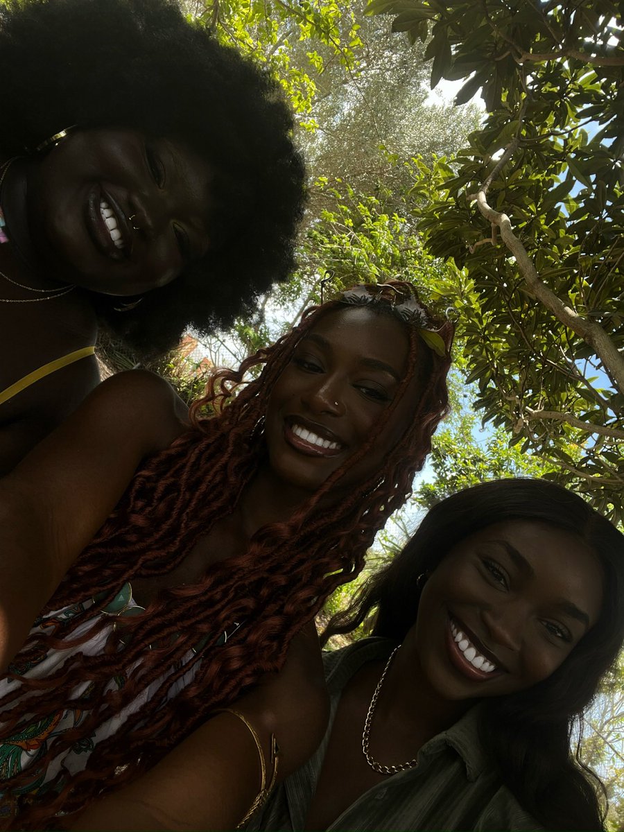 okayysophi's tweet image. She a baddie with her baddie friends