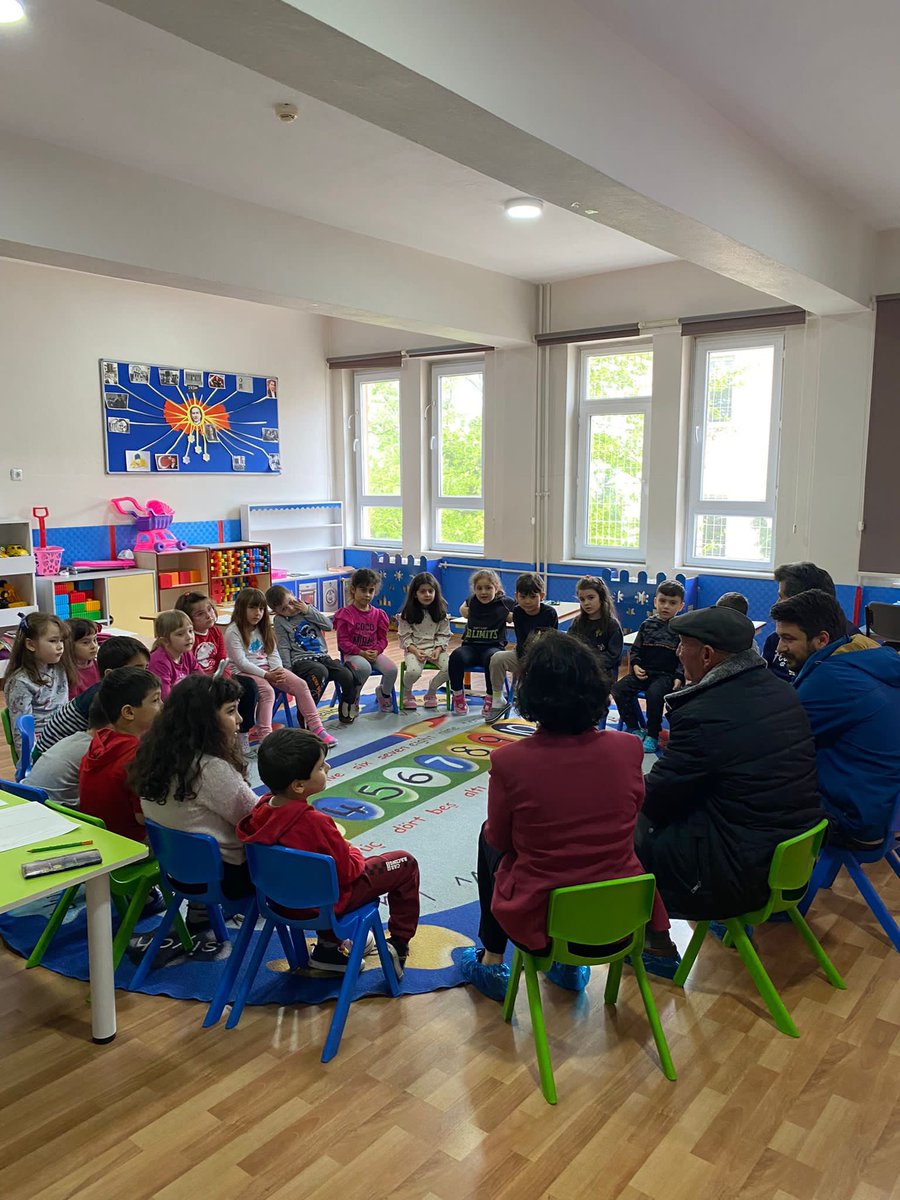 alpertuydes's tweet photo. Biz bugün Adem Amca ile bu güzel çocukları ve kıymetli öğretmenlerini ziyaret ettik❤️ En az çocuklar kadar sevinçli olan biri varsa o da Adem Amcaydı. Yaren’i neden getirmedin diye sordular. Gagası neden kocaman diyen de oldu. Hepsini cevapladık. Adem Amca tüm sınıflarda ‘Yaren gelemedi ama size çikolata gönderdi’ dedi ve hepsini  tek tek dağıttı ☺️ Son olarak o güzel köşede gerçek Adem Amcayla fotoğraf çektirdiler 🍀