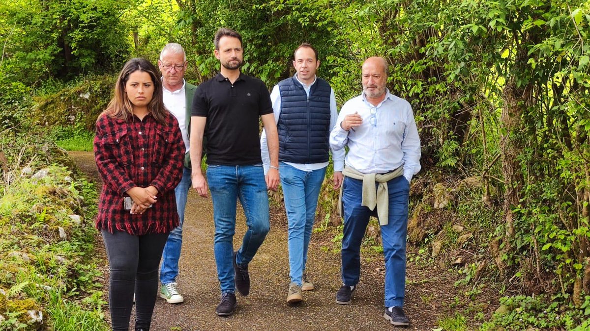 SolaresVegaO's tweet photo. Hoy en #Benia con los candidatos por la circunscripción oriental al Principado, @Venta_Cueli, Jose Felgueres y Elena Soberón y con @AlvaroQueipo, secretario general del @PP_Asturias
#Onís puede tener un mejor futuro si entre todas las administraciones ayudamos al mundo rural🌾 https://t.co/ZJq3wZKrKE