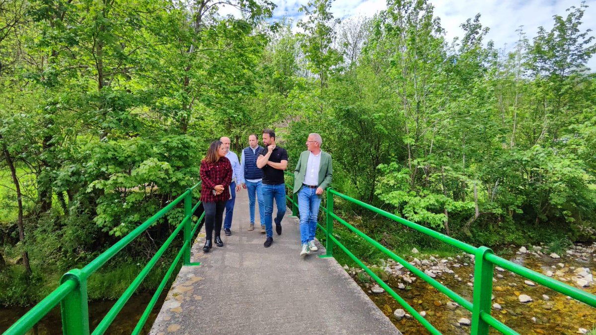 SolaresVegaO's tweet photo. Hoy en #Benia con los candidatos por la circunscripción oriental al Principado, @Venta_Cueli, Jose Felgueres y Elena Soberón y con @AlvaroQueipo, secretario general del @PP_Asturias
#Onís puede tener un mejor futuro si entre todas las administraciones ayudamos al mundo rural🌾 https://t.co/ZJq3wZKrKE