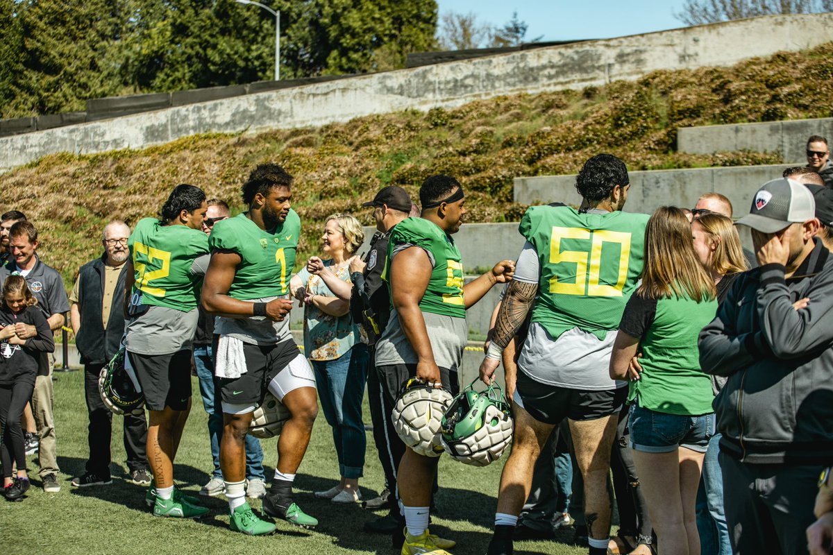 CoachDanLanning's tweet photo. Great having the Eugene/Springfield First Responders and our friend Ty Depaoli at Practice today! https://t.co/QgFlywK1ch