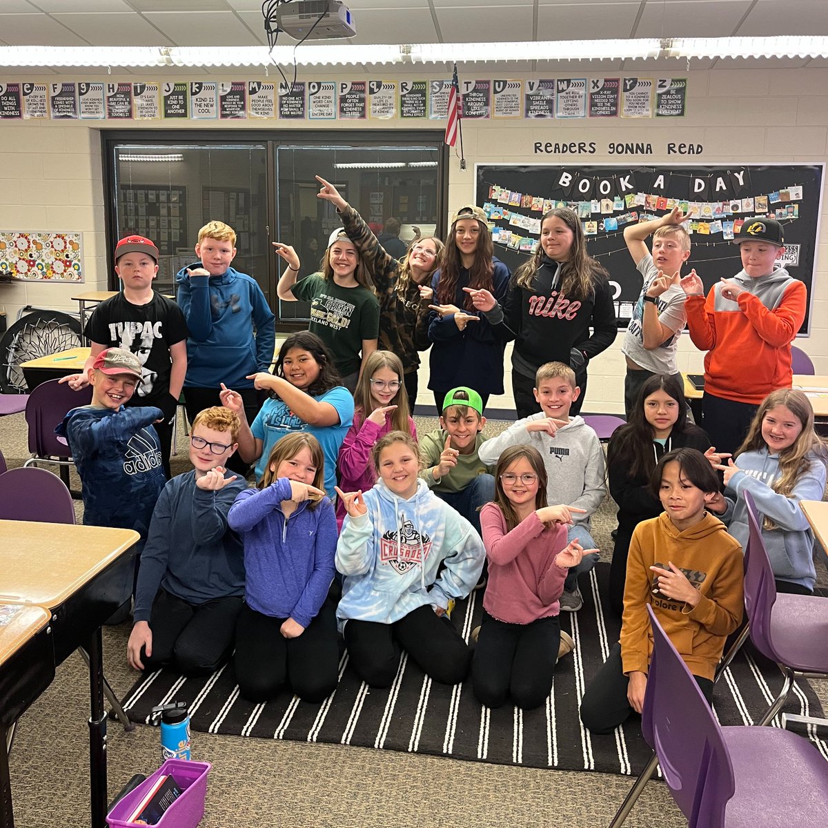 5th grade classes at Quincy had to work together to place themselves in the correct locations according to different directions ⬅️⬆️⬇️ given in Spanish for a grade-wide competition. Felicidades to Mrs. Grewshaw's class for winning!  #ZPSLearningforLife
