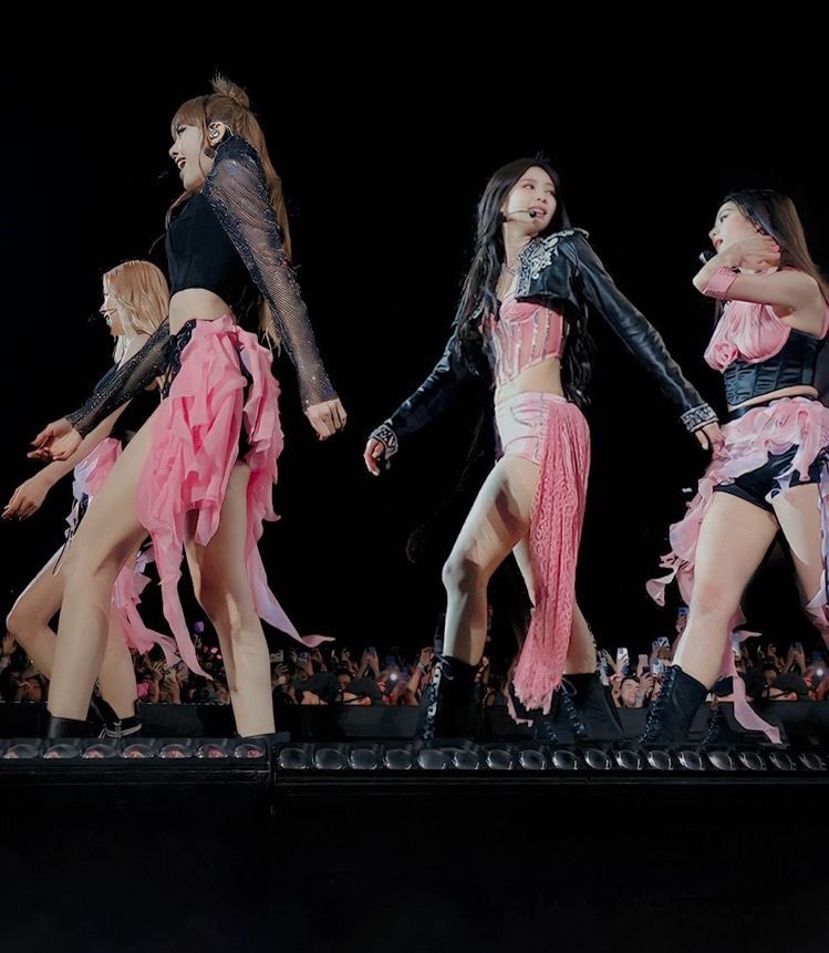 SweetVodka6's tweet photo. Este año y últimos meses definitivamente las Blinks ganamos, el solo de Jisoo, Lisa y Taeyang, BlackPink en Mexico (mi país), Coachella, épico ✨🌸
#BLACKPINK #BLINK #LALISA #JENNIE #JISOO #ROSE #coachella2023 #BORNPINK_WORLDTOUR #SHOONGxTAEYANGxLISA https://t.co/EmQrDoUWoB
