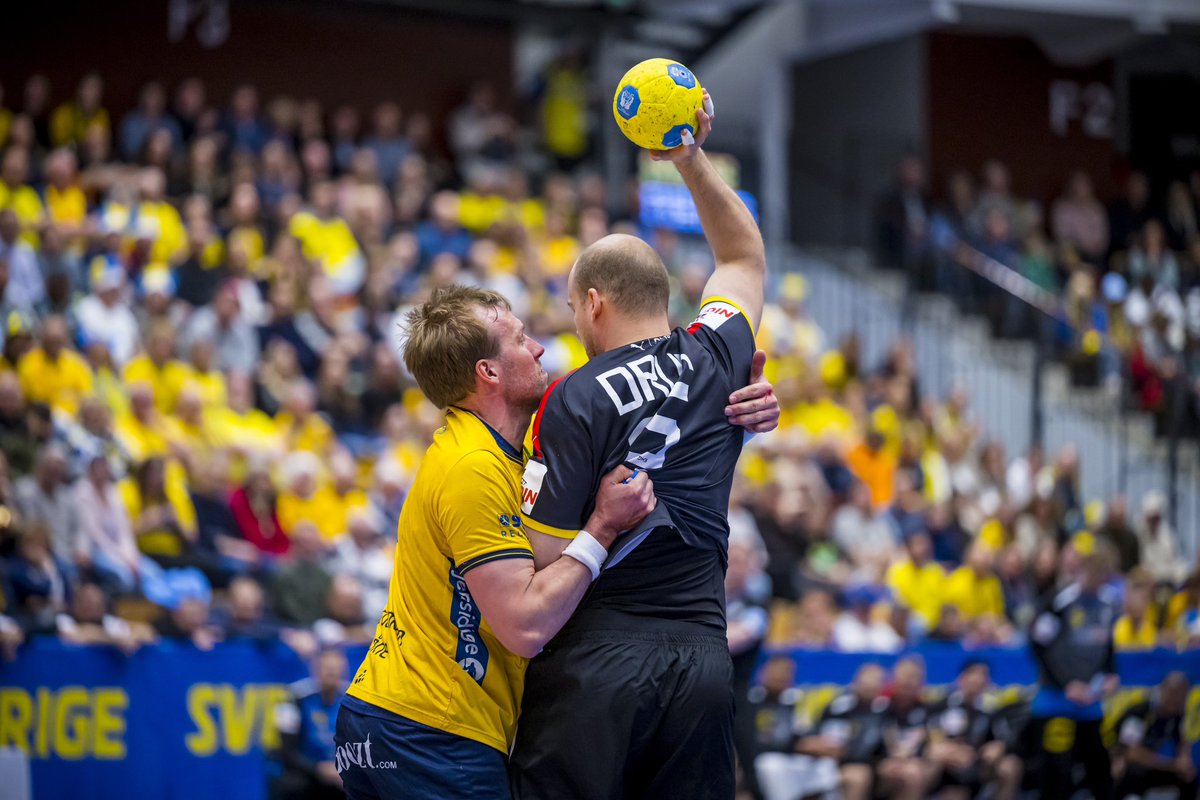 FuechseBerlin's tweet photo. Uns fehlen die Worte! Paul, wir sind bei dir 🦊 Unser Kapitän Paul Drux reist mit dem Verdacht auf Achillessehnenriss aus Schweden zurück…Spielergebnis sowas von egal…
Foto: DHB/Klahn
#dhb #unserrevier #gutebesserung #comebackstronger #drux https://t.co/49cDwnqOyI