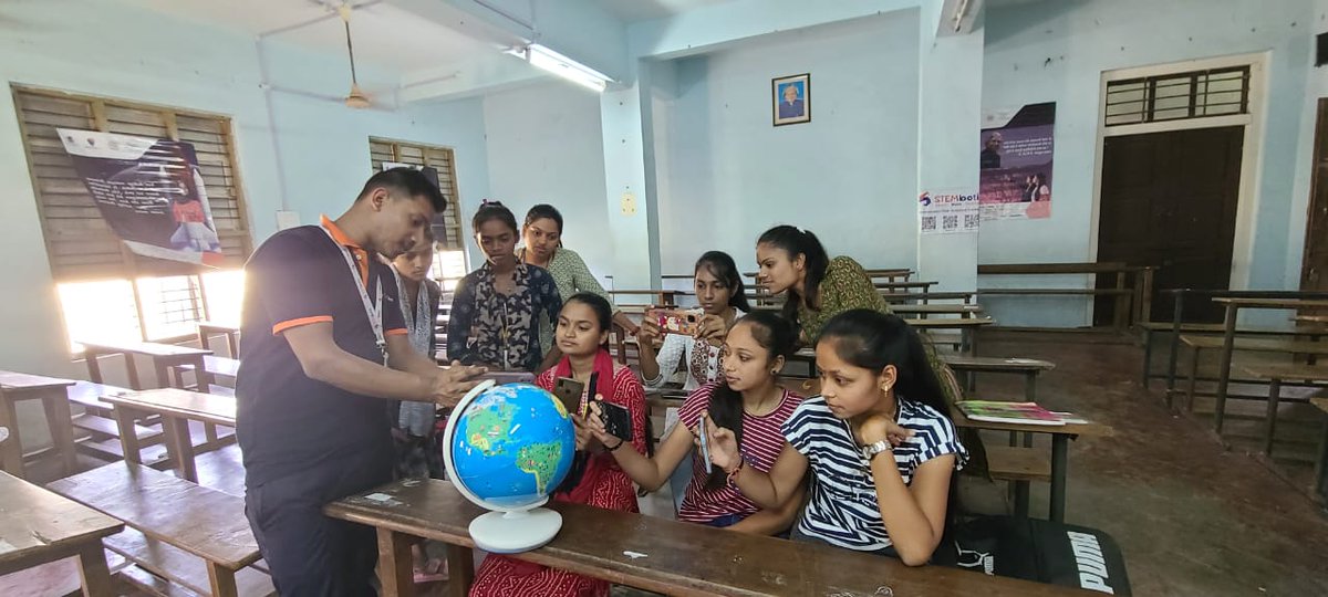 RajStembotix's tweet photo. Innovation Club Prabodh Level Training Day 3 on #ARVR #Robotics #Mechatronics #blix_kit #pH_meter #STEMeducation #3DPen  at PRB Arts and PGR Commerce College Bardoli, Surat  for Arts and commerce Students.
@InfoGujcost
@STEMbotix
@InnoClubCHE https://t.co/NGIx0We00y