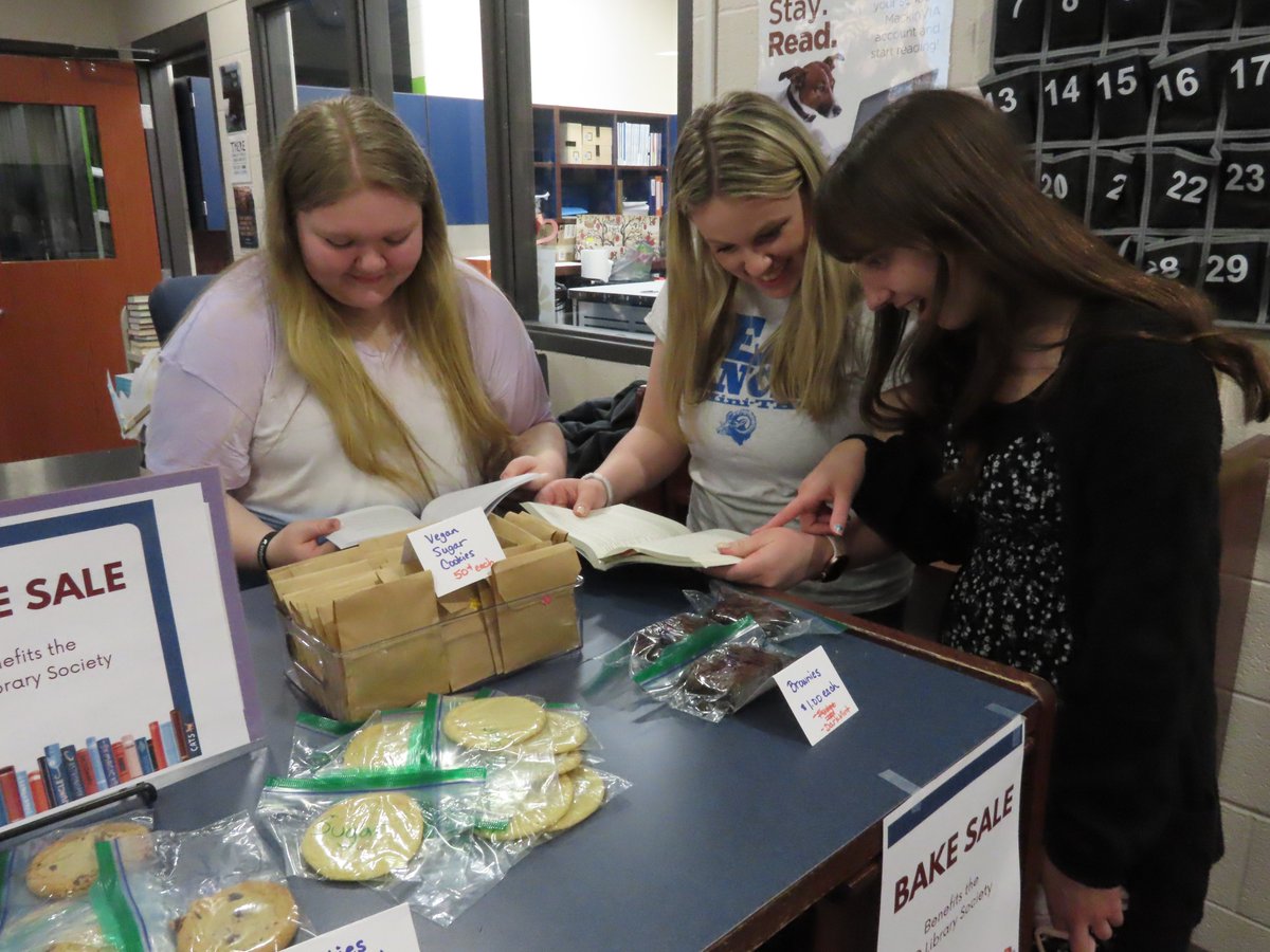 EmilyAmberman's tweet photo. KD Media Center--Library Society had a bake sale stand at the SESD Creative Arts Festival.  To those who bought our baked goods, thank you for supporting our organization! https://t.co/lweXJu0IG3