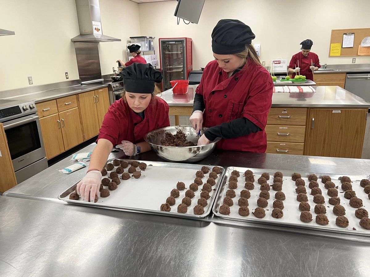 CTE_CaldwellCo's tweet photo. Mrs. Beane’s Culinary Arts students at @SouthCaldwell1 are catering the desserts for Prom this week! Check out their creations, both beautiful and tasty! Great work students!! @SCHS_CTE  #caldwellschoolscte #CTEforNC @CaldwellVoice  #CTERocks https://t.co/ZjC3uBysh6