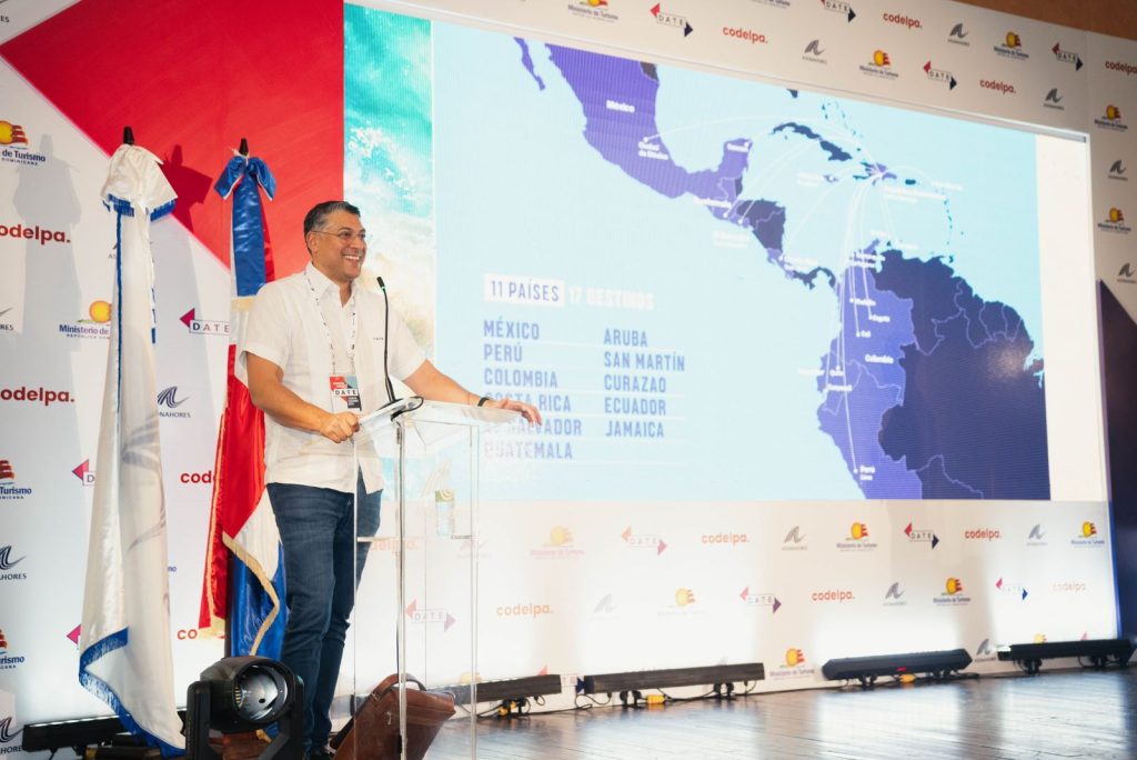 Vicmpacheco's tweet photo. ¡En el marco de #DATE23 anunciamos que @ArajetAirlines ya ofrece conexiones!🙌El pasajero que esté en Ciudad de México puede cenar en Medellín y almorzar en la Zona Colonial de Santo Domingo. Una de nuestras misiones es contruibuir al desarrollo de nuestro país y con estas conexiones generamos más oportunidades de negocio y turismo entre los destinos.
Además, gracias a nuestras tarifas bajas, más personas pueden volar por primera vez, hacer turismo en la región y visitar amigos y familiares a nuestra red de 11 destinos. ¡Vamo Arriba!