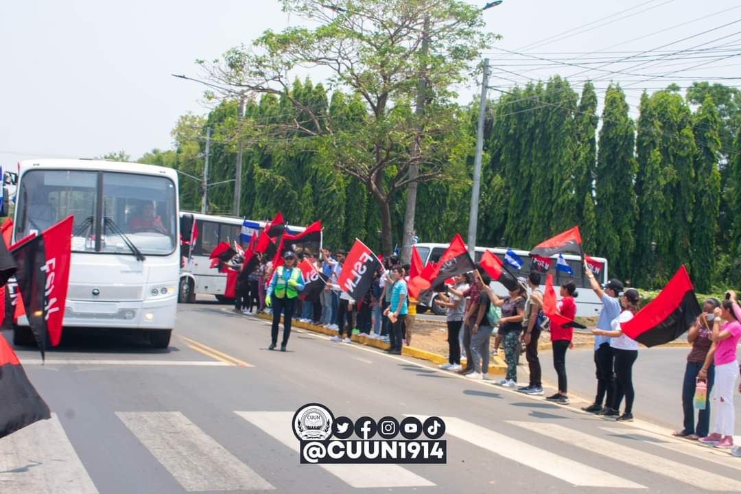 cuununan's tweet photo. CUUN UNAN-León saluda con alegría la caravana de nuevos buses rusos que se dirigen a la capital Managua, para mejorar las condiciones del transporte público.

#CUUN1914 https://t.co/I5fCm6B5A1
