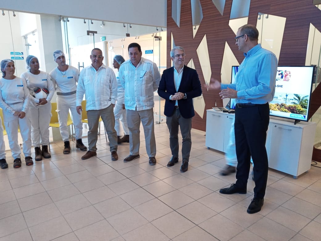 NelsonAriasMor1's tweet photo. 👉En el marco de la visita del Vicepresidente de Nestlé, Laurent Freixe, a las empresas asociadas @NESCOR_SA, @losportalescuba y @Coralac_SA se destacó la importancia de desarrollar nuevas ideas, haciendo énfasis en lo que hemos avanzado y en lo que podemos mejorar. 🙌 https://t.co/frkAk3WLsf