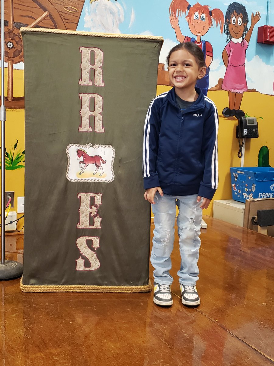 jennleigh74's tweet photo. @RaleighRd Elementary doing Kindergarten Showcase. What an exciting time. https://t.co/axHBk2qUGm