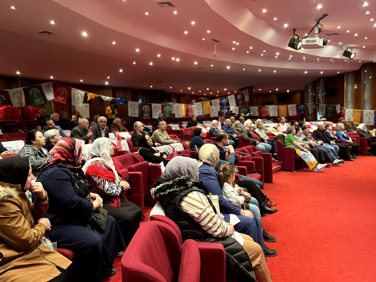 Eş Genel Başkanımız <a href="/GumustasOzlem/">Özlem Gümüştaş</a>, Yeşil Sol Parti Eş Sözcüsü <a href="/cigdemkilicgun/">Çiğdem Kılıçgün Uçar</a> ve HDP İzmir milletvekili yoldaşımız @MuratCepniHDP'nin de katılımıyla Eskişehir halkımızla bir araya geldik.

#BirlikteDeğiştireceğiz