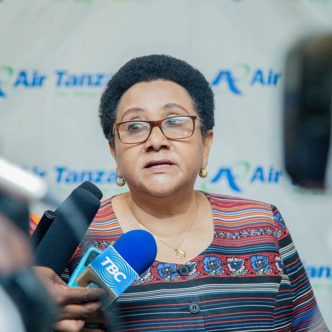 pichadunia's tweet photo. Dkt. Stergomena Tax @DrTaxs akizungumza na Waandishi wa habari katika Uwanja wa ndege wa Kimataifa wa Julius Nyerere mara baada ya kuwapokea Watanzania 206 waliowasili waliowasili leo kutokea Nchini Sudan ambako kuna vita kali inayoaendelea. 

📸 na @pichadunia 
#pichadunia https://t.co/p9gC8pPekX