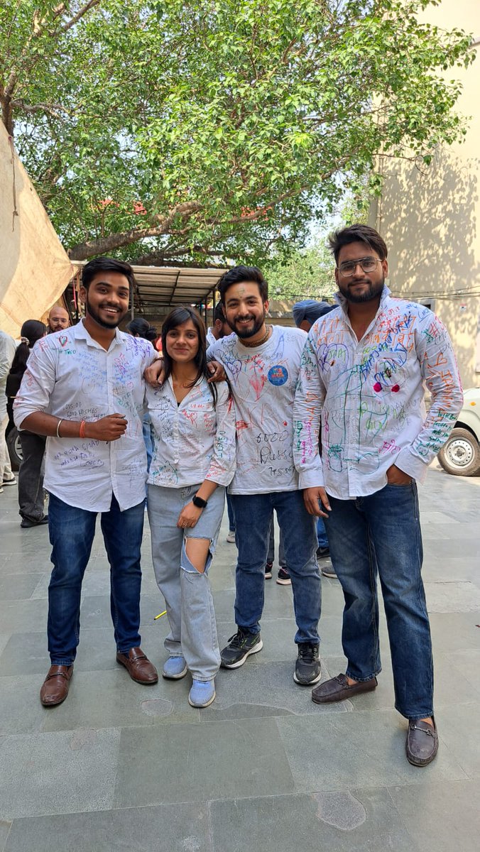 vishal_juggler's tweet photo. Scribbles ✨ Life Long Memory...
Gonna miss the Kaleshi Life (College Life I mean)
SGND Khalsa, University of Delhi ke Batch 20-23 ke Honhaars🕊️
#Batch23 #scribbledstories #collegelife https://t.co/0XYuIInTEp