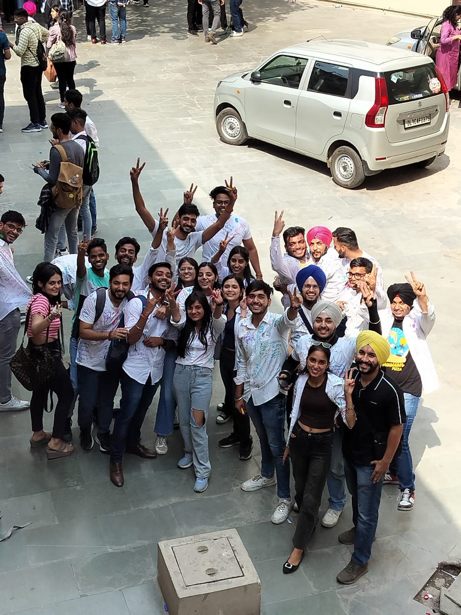 vishal_juggler's tweet photo. Scribbles ✨ Life Long Memory...
Gonna miss the Kaleshi Life (College Life I mean)
SGND Khalsa, University of Delhi ke Batch 20-23 ke Honhaars🕊️
#Batch23 #scribbledstories #collegelife https://t.co/0XYuIInTEp