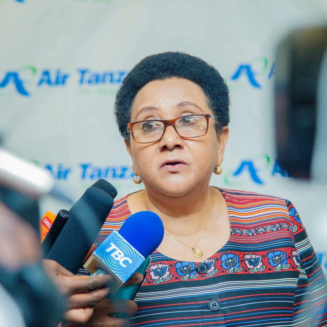 pichadunia's tweet photo. Dkt. Stergomena Tax @DrTaxs akizungumza na Waandishi wa habari katika Uwanja wa ndege wa Kimataifa wa Julius Nyerere mara baada ya kuwapokea Watanzania 206 waliowasili waliowasili leo kutokea Nchini Sudan ambako kuna vita kali inayoaendelea. 

📸 na @pichadunia 
#pichadunia https://t.co/p9gC8pPekX