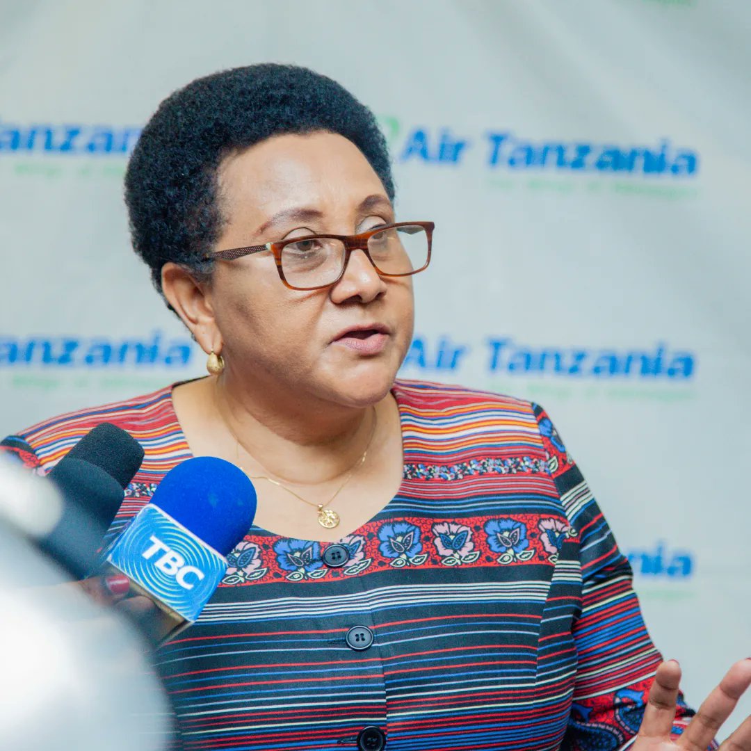 pichadunia's tweet photo. Dkt. Stergomena Tax @DrTaxs akizungumza na Waandishi wa habari katika Uwanja wa ndege wa Kimataifa wa Julius Nyerere mara baada ya kuwapokea Watanzania 206 waliowasili waliowasili leo kutokea Nchini Sudan ambako kuna vita kali inayoaendelea. 

📸 na @pichadunia 
#pichadunia https://t.co/p9gC8pPekX