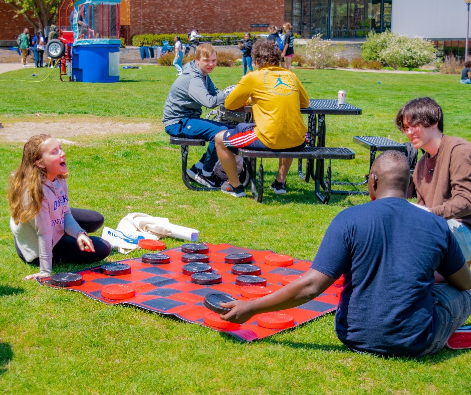 DrakeUniversity's tweet image. There’s no carnival like a Drake Relays carnival! 🌊 🎉