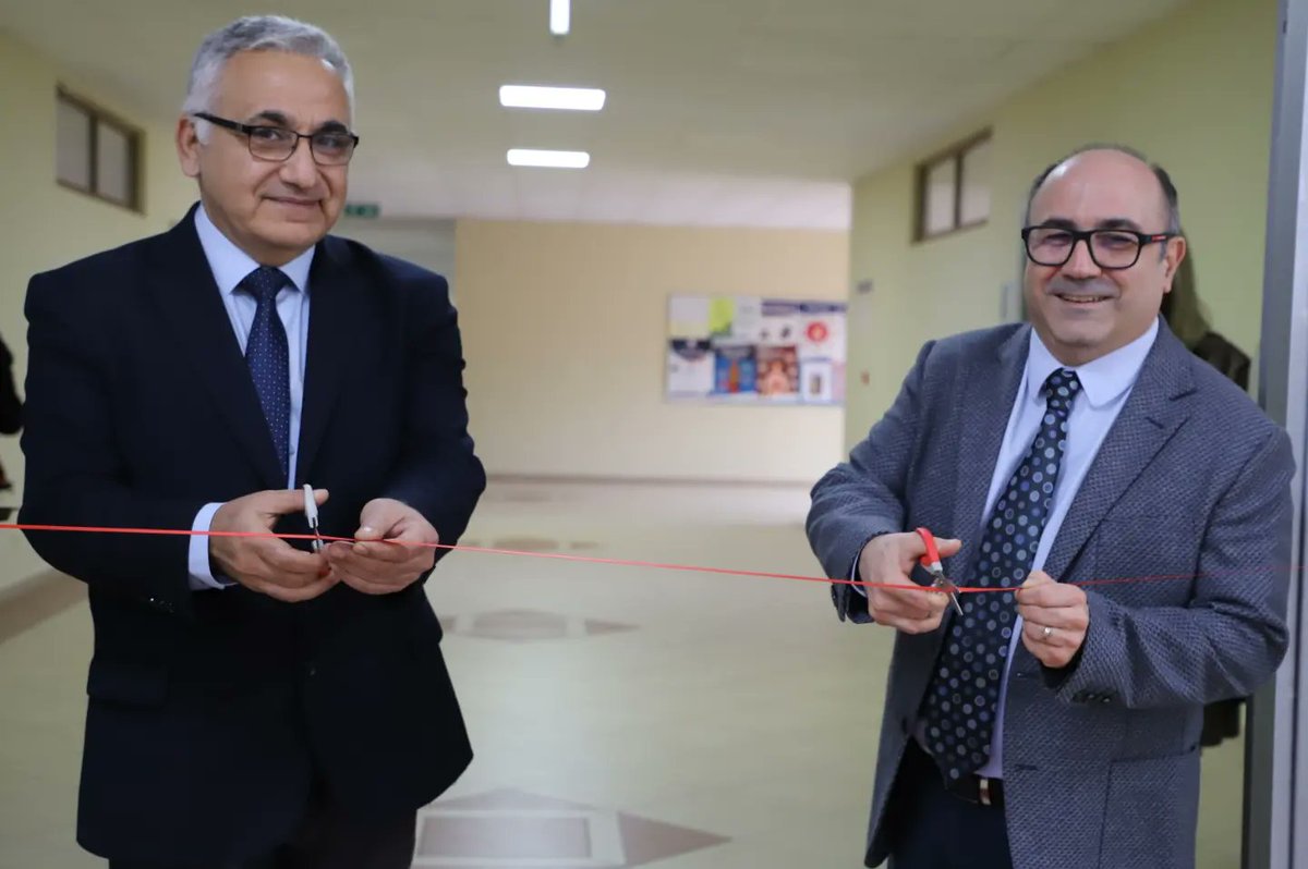 areledu's tweet photo. Rektörümüz Prof. Dr. Ercan Gegez’in objektifinden yansıyan fotoğrafların yer aldığı “Sokakların Dokusu” sergisinin açılışı Güzel Sanatlar Fakültesi tarafından Arel Sanat Galerisinde gerçeklesti. https://t.co/oaZ8Y4jAGN