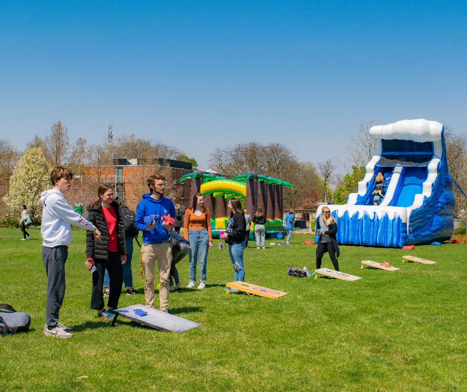 DrakeUniversity's tweet image. There’s no carnival like a Drake Relays carnival! 🌊 🎉