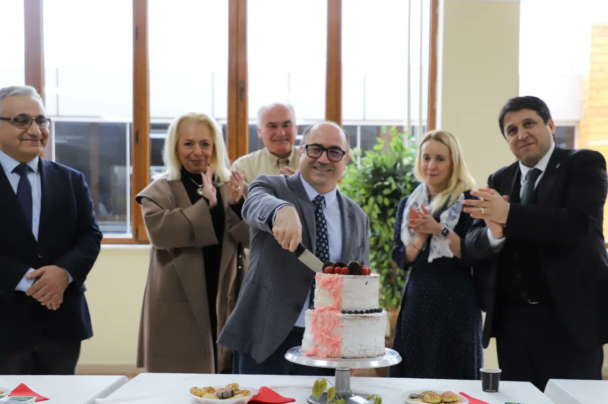 Rektörümüz Prof. Dr. Ercan Gegez’in objektifinden yansıyan fotoğrafların yer aldığı “Sokakların Dokusu” sergisinin açılışı Güzel Sanatlar Fakültesi tarafından Arel Sanat Galerisinde gerçeklesti.