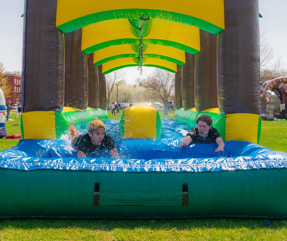 DrakeUniversity's tweet image. There’s no carnival like a Drake Relays carnival! 🌊 🎉