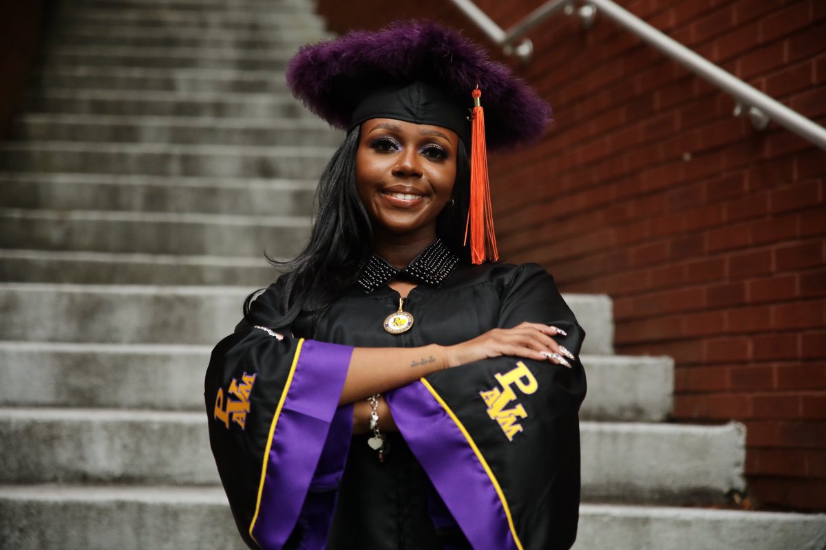 MAYAMOUX's tweet photo. It’s giving graduate👩🏾‍🎓 https://t.co/Ces2IGmBZ6