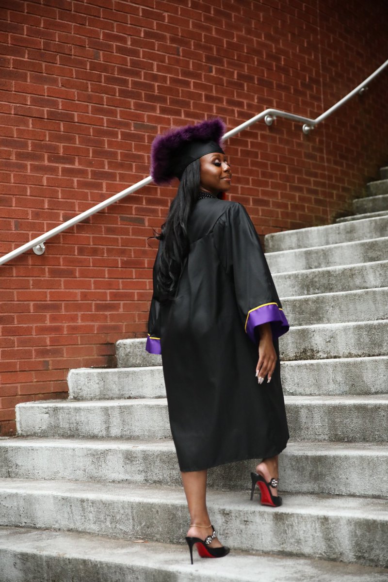 MAYAMOUX's tweet photo. It’s giving graduate👩🏾‍🎓 https://t.co/Ces2IGmBZ6