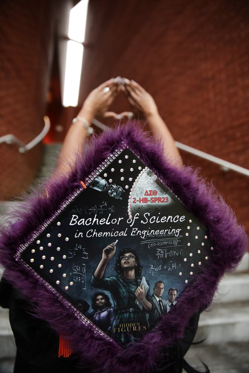 MAYAMOUX's tweet photo. It’s giving graduate👩🏾‍🎓 https://t.co/Ces2IGmBZ6