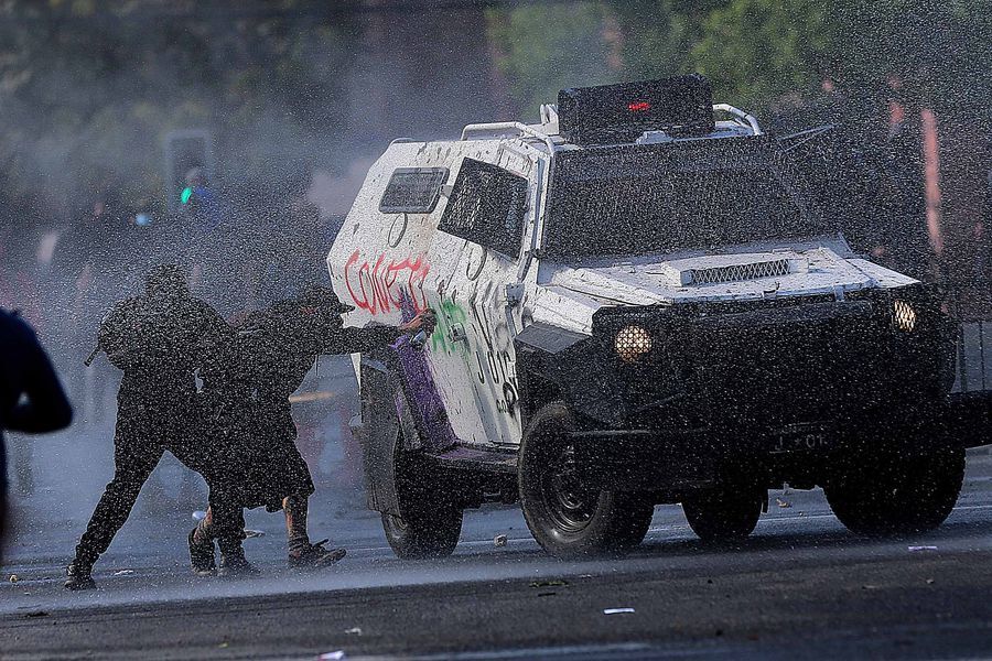 latercera's tweet photo. 🔴#LaTerceraPM | Primera aplicación de la Ley Nain: tribunal absuelve a cinco carabineros acusados de apremios en el estallido social y que usaron sus armas https://t.co/AbTEpS6Axf https://t.co/fzrh7p1wDM