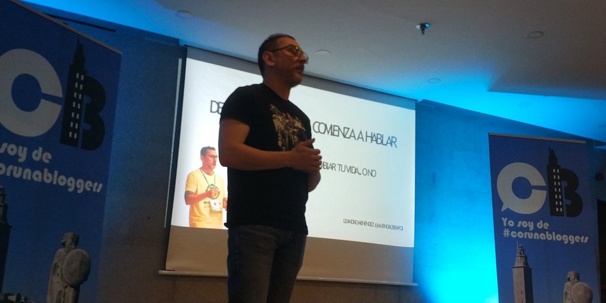 manolorodriguez's tweet photo. Ya está @ajenoaltiempo en el escenario de #corunabloggers https://t.co/YX3P6Vp6al