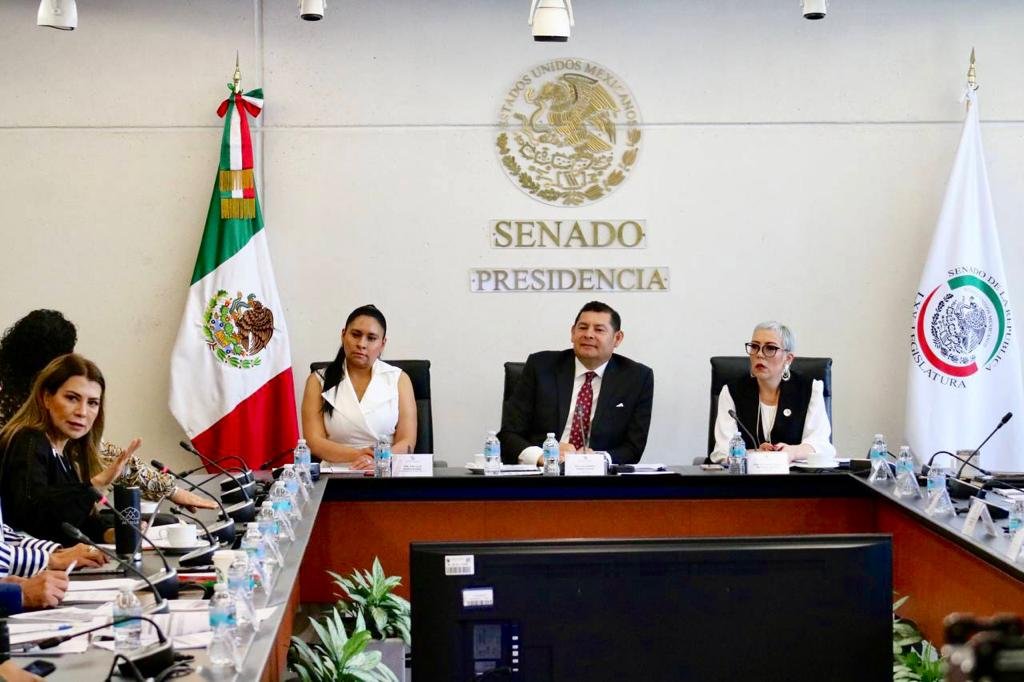 Las y los integrantes de la Mesa Directiva del @senadomexicano, llevamos a cabo nuestra reunión previa, afinando los últimos detalles de la #SesiónOrdinaria de hoy.

Atendemos los temas relevantes de la Agenda Legislativa, en el marco del cierre del Periodo Ordinario de Sesiones.