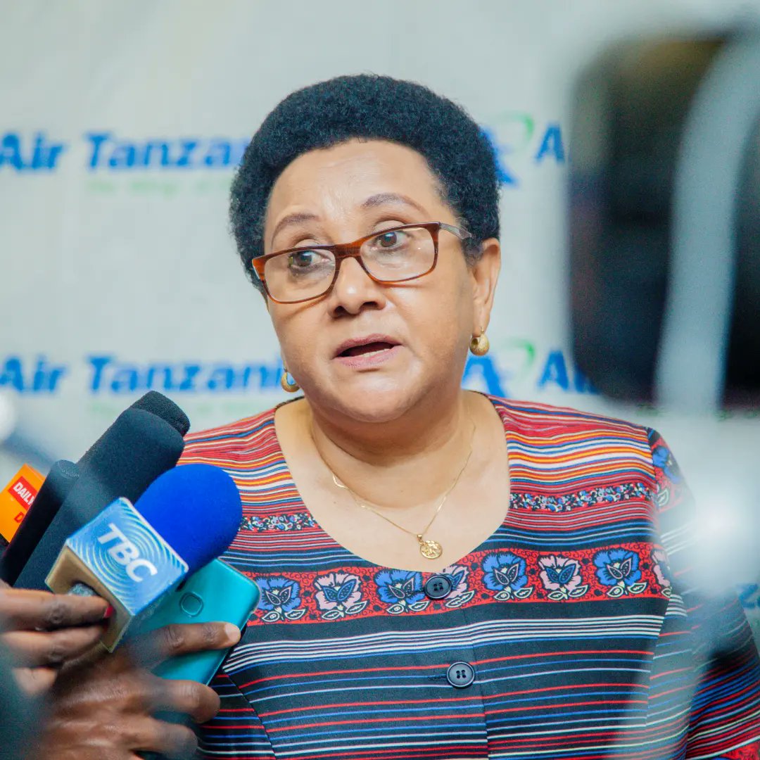 pichadunia's tweet photo. Dkt. Stergomena Tax @DrTaxs akizungumza na Waandishi wa habari katika Uwanja wa ndege wa Kimataifa wa Julius Nyerere mara baada ya kuwapokea Watanzania 206 waliowasili waliowasili leo kutokea Nchini Sudan ambako kuna vita kali inayoaendelea. 

📸 na @pichadunia 
#pichadunia https://t.co/p9gC8pPekX